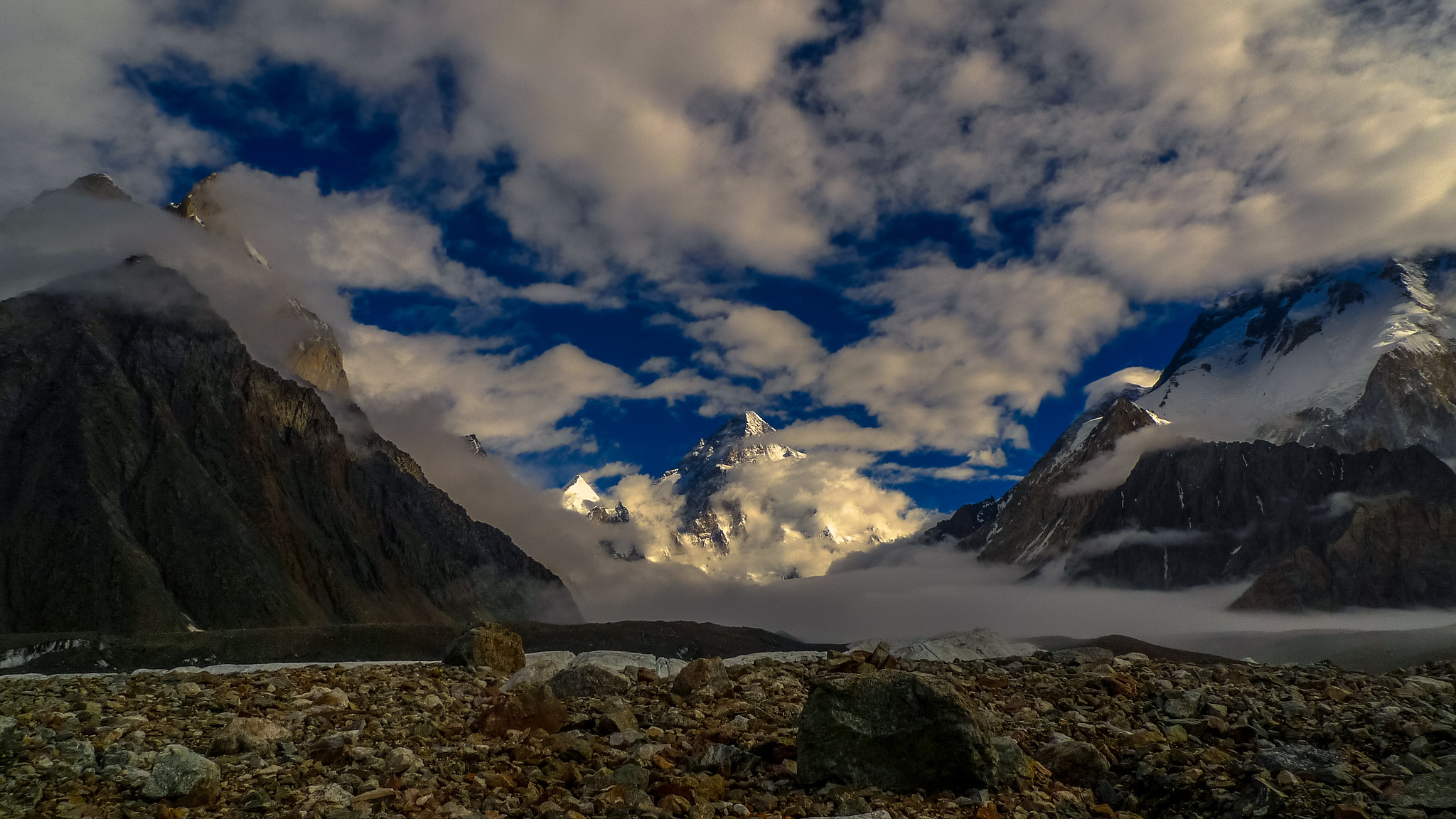 The second mountain. K2 гора. К2 Чогори. Пик к2 Чогори. Чогори к2 Каракорум.